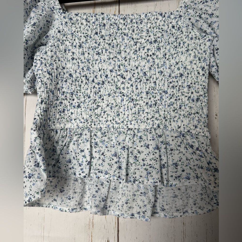 Altar’d State Blue floral top shirt size Small Rouched white - Picture 8 of 10